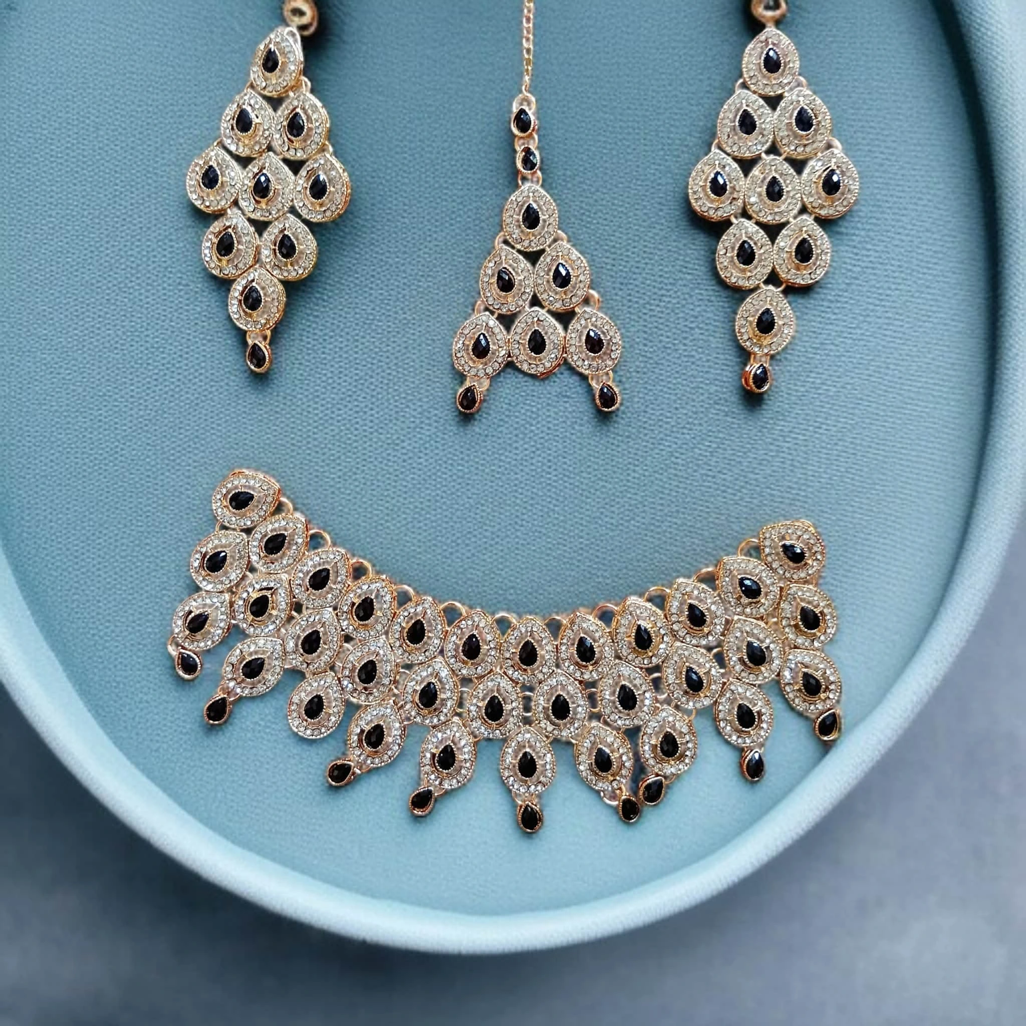 Buy Black colour jewellery set with necklace , earrings and tikka at best price in pakistan